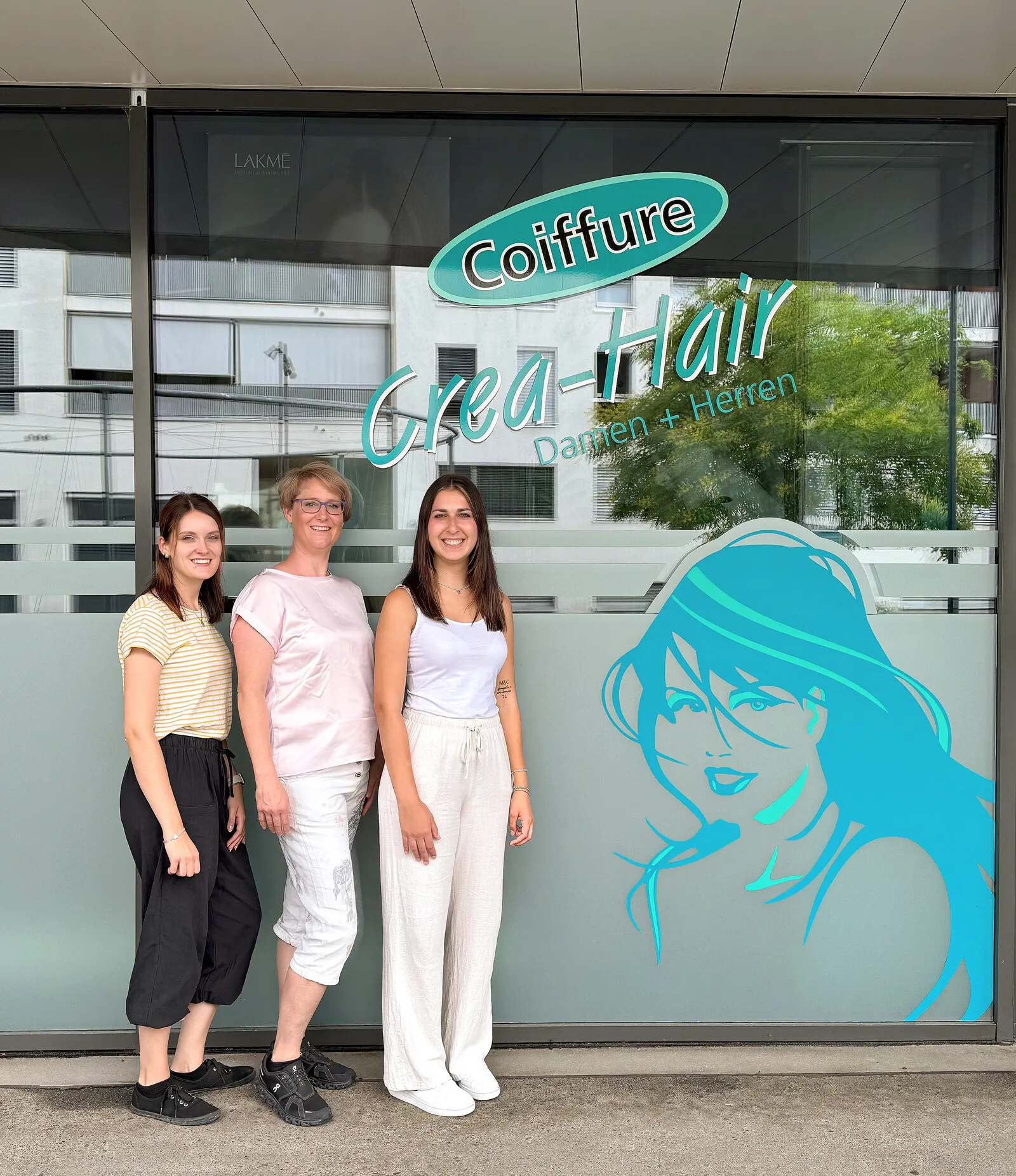 Das Team von Coiffure Crea-Hair vor dem Salon in Muri